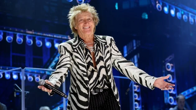 Rod Stewart would prefer to front The Rolling Stones over The Beatles