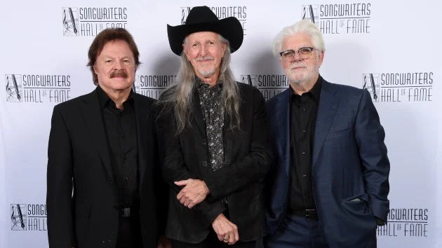 The Doobie Brothers perform classics, are feted by Garth Brooks, at Songwriters Hall of Fame induction