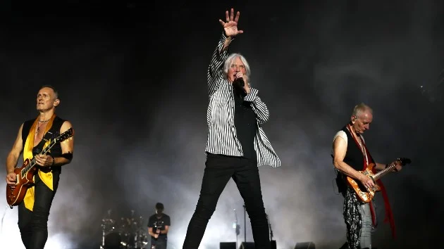 Def Leppard joined by Tom Morello in Ottawa for first live performance of ‘Just Like 73’