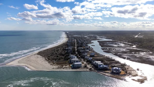 Father drowns after saving 5 people from rip current in South Carolina