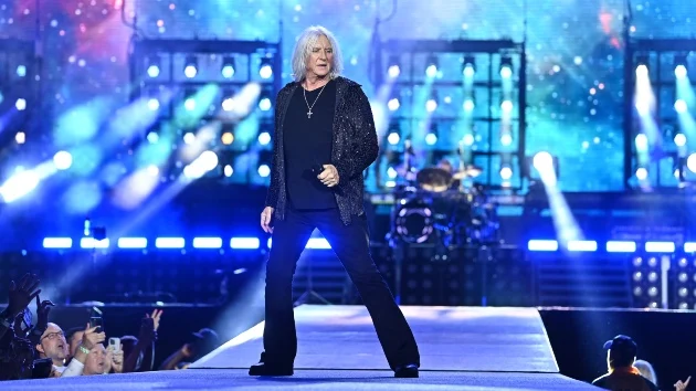 He’s no piano man: Def Leppard’s Joe Elliott attempts to play piano in new social post